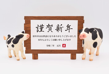 2021年　丑年の年賀状デザイン　牛の粘土人形と看板　横位置