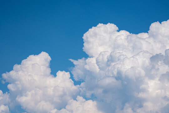 Beautiful view of the cloudy blue sky.