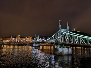 Il ponte Elisabetta sul Danubio a Budapest Ungheria
