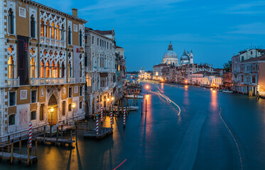 Obraz na płótnie Canvas View of Basilica di Santa Maria della Salute and grand canal from Accademia Bridge at night in Venice, Italy.