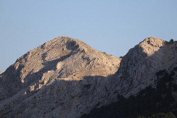 blick auf die berge an der bucht von baska
