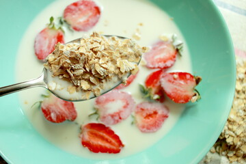 Strawberries with milk and oatmeal