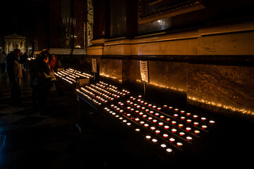 Naklejka premium luci di candele in chiesa 