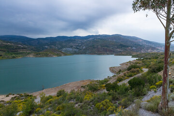 Obraz premium Beninar reservoir surrounded by mountains
