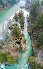 Ruhiges und Wildes Wasser vereint auf einem Fluss