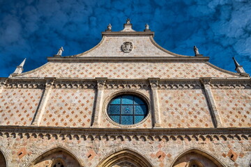 vicenza, italien - fassade der alten kathedrale in der altstadt
