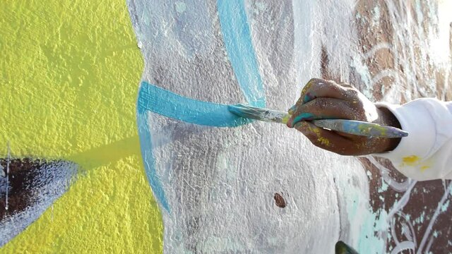 Mujer pintando pared de color azul