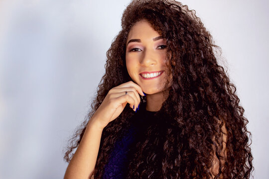 Menina adolescente negra com cabelos cacheados volumosos. Beleza afro, beleza negra.
