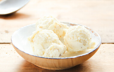 Eis Vanilleeis selber machen Eisbecher Kugeleis
