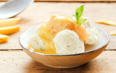 Eisbecher Kugel Eis Kugeleis Vanille Vanilleeis mit Apfelmus und Eierlikör 