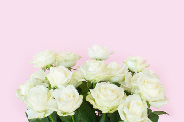 Obraz na płótnie Canvas Beautiful bouquet of white roses on pink background