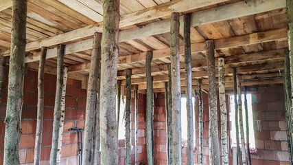 Ceiling support construction with wooden beams