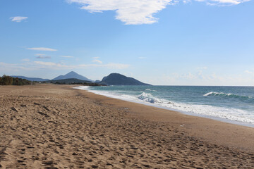 Einsamer Strand in Griechenland am Peloponnes in Navarino, menschenleer, wellen brechen am sandstrand