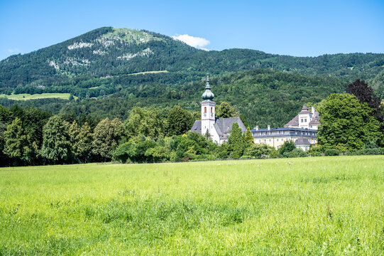 Schloss Aigen und Pfarrkirche Aigen in Salzburg am Fu&szlig; des Gaisbergs
