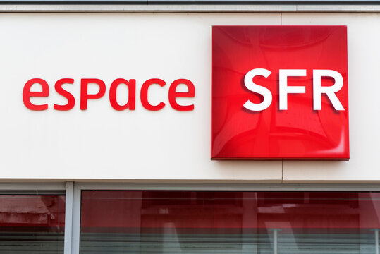 fa&ccedil;ade espace SFR, op&eacute;rateur t&eacute;l&eacute;phonique en France, Marmande en 2020