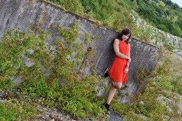 Jolie modèle photo contre un mur