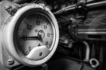 Retro industrielle Druckmessung und Amperemeter an einem verlassenen Ort