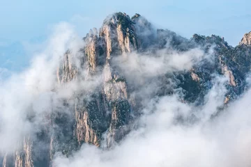 Papier Peint photo Monts Huang Clouds by the mountain peaks of Huangshan National park.