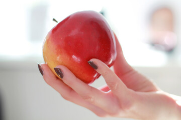 Jabłko w kobiecej dłoni