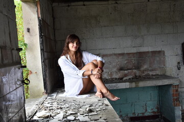 Jolie photo d'une femme dans une cuisine en ruine