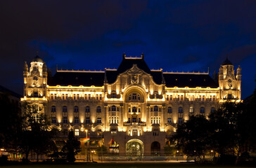 Fototapeta na wymiar The gresham palace in Budapest at night