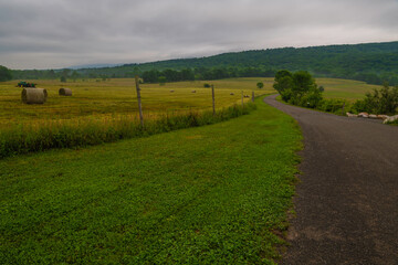 Obraz premium Upstate New York farm view featuring Mohonk mountains on the background