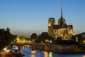 Fototapeta na wymiar Notre Dame cathedral and seine river at dusk in Paris, France.