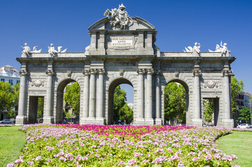 Obraz premium The Puerta de Alcala (Alcala Gate) is a Neo-classical monument in the Plaza de la Independencia (Independence Square) in Madrid, Spain.