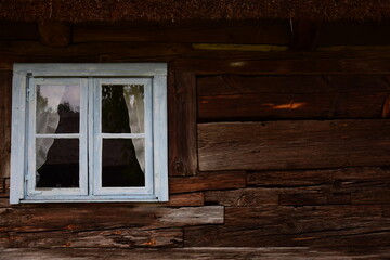 Stara chatka z drewnianymi deskami . 