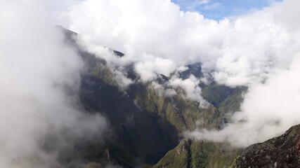 Montañas sobre las nubes