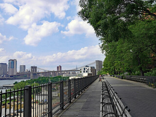 Brooklyn waterfront promenade with view of Brooklyn Bridge © Spiroview Inc.