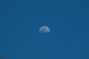 Luna catturata di giorno con canon EOS-200D 70-300mm. © Luca
