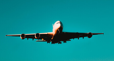Aereo mentre atterra all'aeroporto El-Prat di Barcellona.