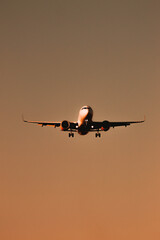 Aereo mentre atterra all'aeroporto El-Prat di Barcellona.
