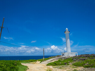 Fototapeta na wymiar 夏のさわやかな青空と沖縄の観光スポットの残波岬灯台と海 01