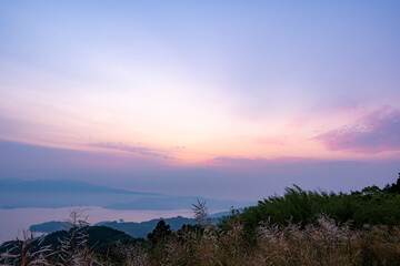 夜明けの大村湾の空