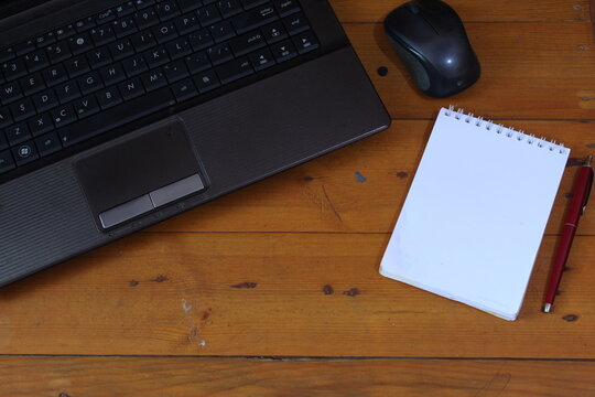 Creative Workplace.mock Up Smart Phone And Notebook On Office Desk. Wooden Ofice Desk Table With Blank Notebook, Pen And Laptop Computer. Top View With Copy Space, Flat Lay.