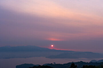 霧中の大村市と日の出