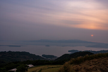夜明け前の大村湾の空