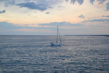 Obraz premium sailboat in the sea at sunset