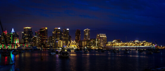 Naklejka premium Sunset and night view of San Diego downtown with Christmas lights
