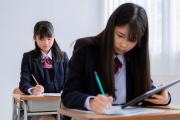 タブレットPCを使って勉強する女子学生
