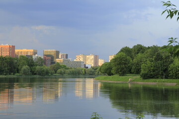 Fototapeta na wymiar Park with the pond in Moscow