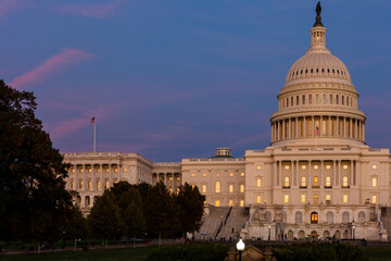 Obraz premium Sunset at the Capitol building 