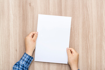 Obraz premium Person holding white empty paper
