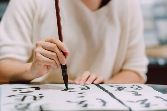 書道をする日本人女性　習字　毛筆