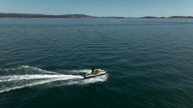 4K The young lady run on jetski