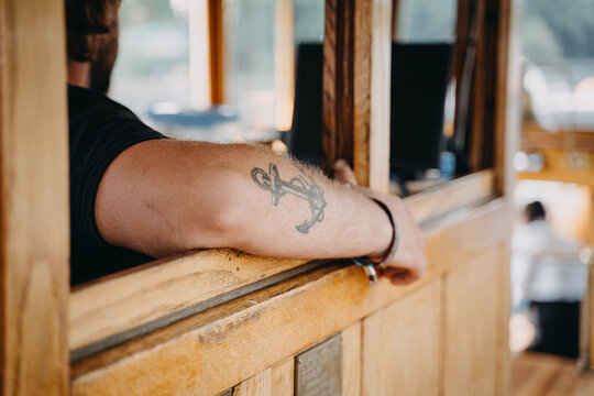 Captain mit Anker Tattoo auf einem Schiff