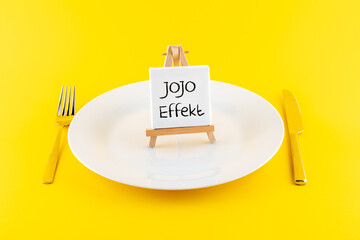 Teller mit einem Schild Jojo Effekt