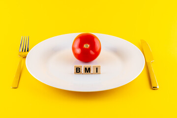 Teller auf dem eine Tomate liegt mit dem Schlagwort BMI